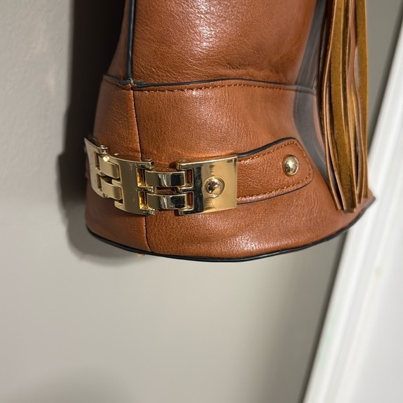 Classic Brown Leather Tote with Tassel Detail - Picture 4 of 9